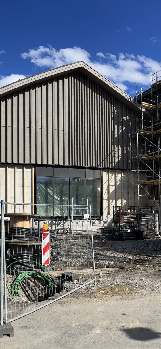 Das Bild zeigt die Therme von der Westansicht in der Bauphase von Außen.