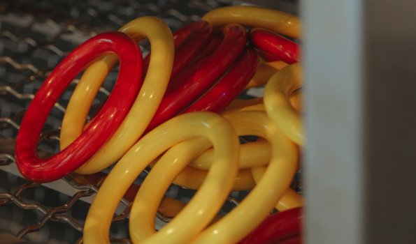 Rote und gelbe Tauchringe liegen auf einem Gitter in der Therme.
