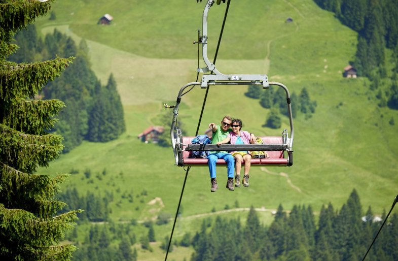 In der Heubergbahn den Ausblick genießen