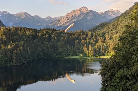 Skiflugschanze in der Morgensonne