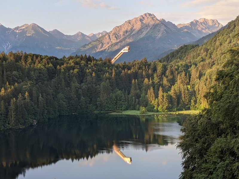 Skiflugschanze in der Morgensonne