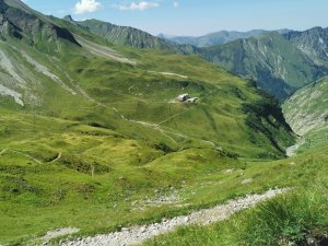 Ausblick zur Kemptner Hütte vom Aufstieg Muttlerkopf