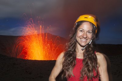 Ulla Lohmann vor einem Vulkan