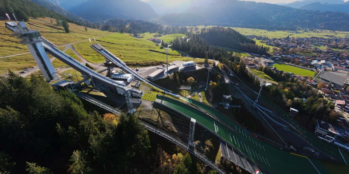 Skisprungarena im Herbst