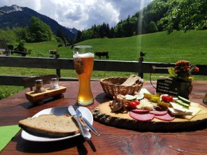 Auf einer sonnigen Terrasse die verdiente Brotzeit genießen.