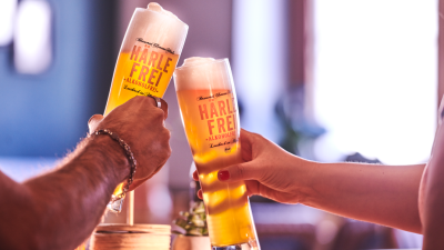 Anstoßen mit frischgezapftem Bier, Härle Bier