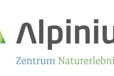 Besucher genießen spannende Aktivitäten und Naturerlebnisse im Alpenzentrum, umgeben von malerischer Landschaft bei Tageslicht.