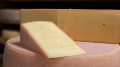 Käse auf einem Schneidebrett, von Sennalpe Eschbach