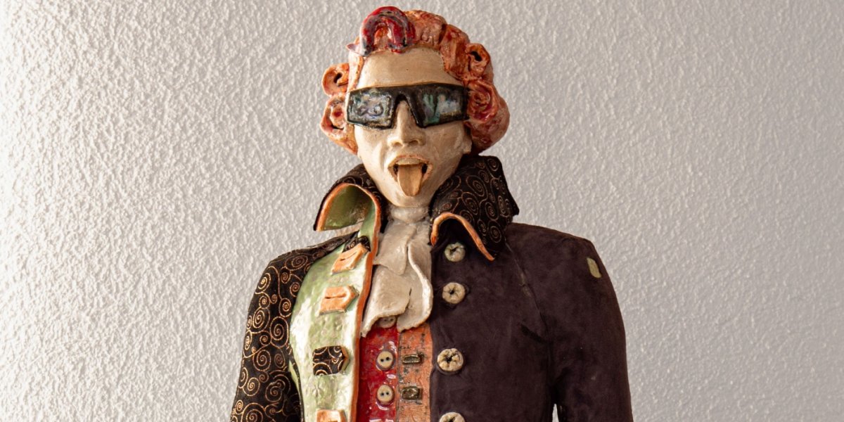 „Mozart“: Skulptur von Lucie Sommer-Leix Mozart von vorn bunt Hintergrund abgewedelt 2,1 MB - Kopie