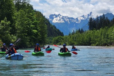 Packraft Gruppe mit Bergblick