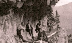 Eine historische Aufnahme. Drei Männer legen in mühevoller Arbeit die ersten Wege in den Hochregionen der Allgäuer Alpen an.