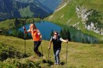 Zwei Wanderer beim Aufstieg vom Seealpsee am Nebelhorn. - Foto: Photographie Monschau Wanderer am Seealpsee