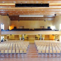 Stuhlreihen im großen Saal