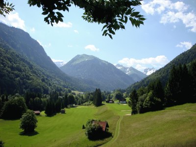 Golfplatz Oberstdorf mit Loch 5 und 6 mit Blick auf den Kegelkopf