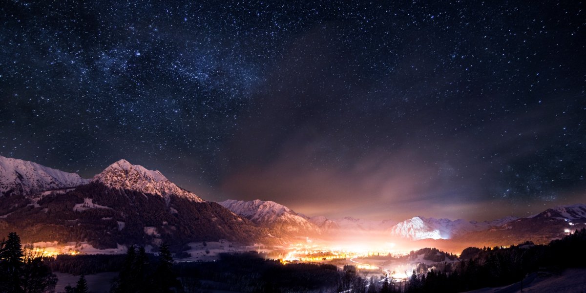 Oberstdorf mit Sternenhimmel - Bild: Jonathan Besler