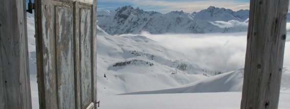 Tür zu es zieht - 24.01.13 Ausblick vom Winterwanderweg Zeigersattel am Nebelhorn - Bild: Elke Wiartalla