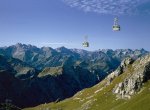 Die Nebelhornbahn vor beeindruckendem Bergpanorama Nebelhornbahn