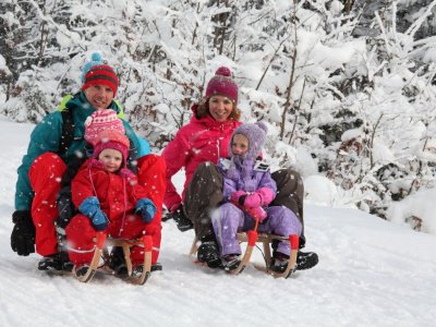 Rodelpartie mit Kindern