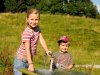 Kinder am Brunnen
