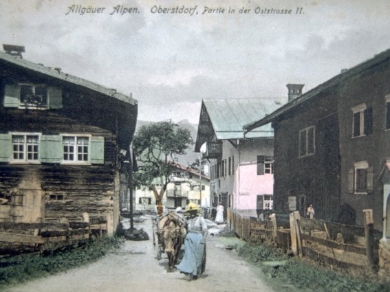 Oststraße. links: Anwesen Seeweg 
rechts: heutiges Heimatmuseum
Bild: www.huimat.de