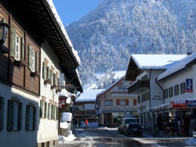 Auf Höhe Heimatmuseum. Blick Richtung Osten, im Hintergrund die Skisprungschanzen.