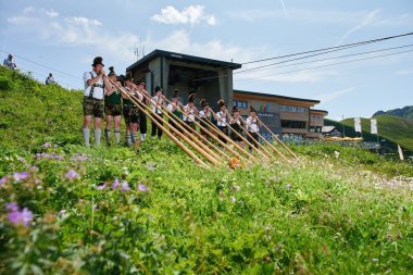 Alphornbläser, Nebelhorn, Bergblumenfest