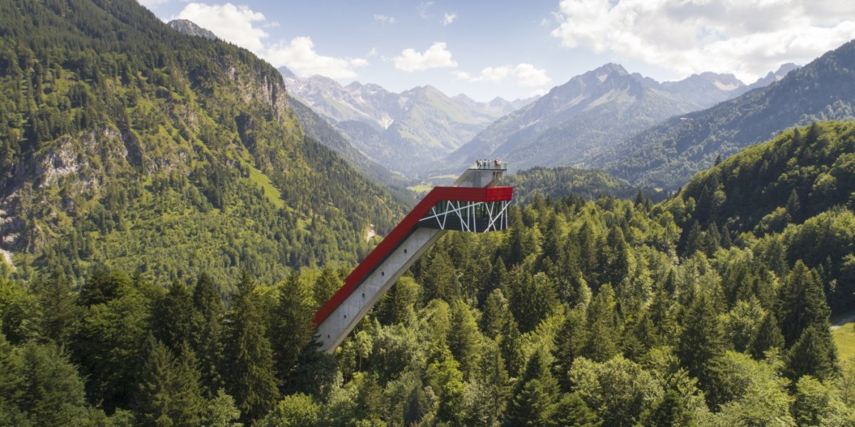 Die Skiflugschanze mit Blick ins Stillachtal