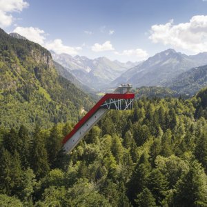 Die Skiflugschanze mit Blick ins Stillachtal