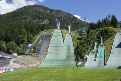 Die Skisprung Arena im Sommer