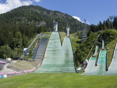 Die Skisprung Arena im Sommer