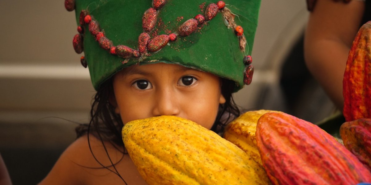 Peru Mädchen mit Kakaofrucht
