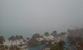 Sturm und strömender Regen über Cancun