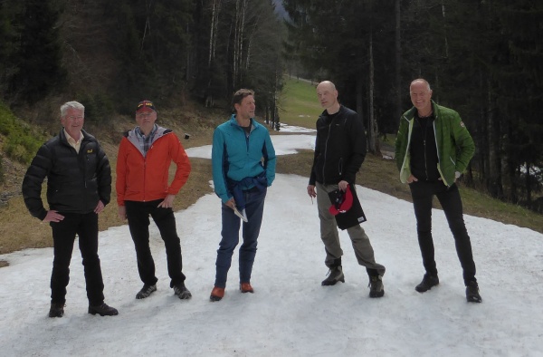 Bild v. li.: Reinhard Reitzner (Geschäftsführer Nordische Skisport GmbH und Co. KG), Florian Speigl (Stellv. Werkleiter Tourismus Oberstdorf), Fidel Joas (SVG), Uros Ponikvar (Course Designer), Holger Theisen (Ingenieurbüro Schneider und Theisen GmbH). Foto: Georg Zipfel (DSV) Besuch-Course-Designer-Oberstdorf
