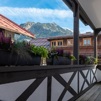 Blick auf die Berge vom Balkon des Doppelzimmers