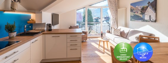 Einladender Wohn- & Essbereich mit Logo mit 2x Logo