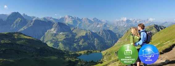 Wandern in den bergen mit 2x Logo