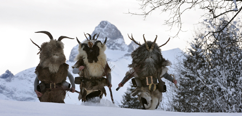 Gelebte Tradition: Am 06. Dezember treiben die wilden Klausen ihr Unwesen in den nächtlichen Gassen in Oberstdorf. Bleiben Sie besser daheim!