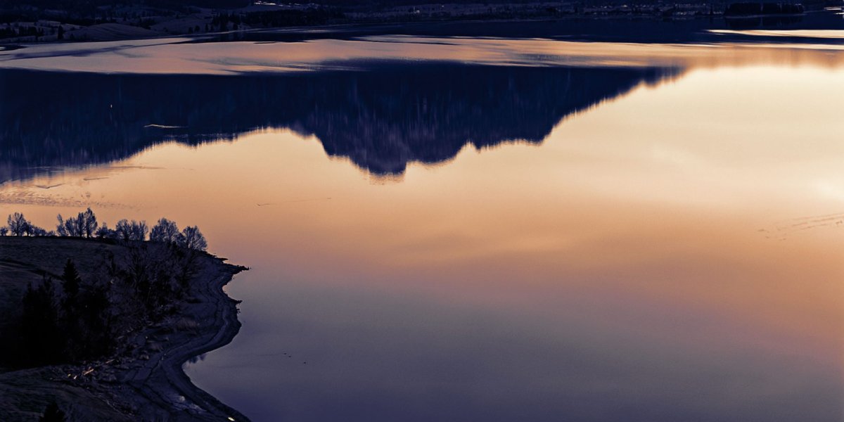 In einer Symbiose von Poesie und Dokumentation erzählt unser Film die außergewöhnliche Geschichte vom Werden und Vergehen eines Sees der zweimal geboren wurde.
Aufwendig restauriertes historisches Filmmaterial macht die Vergangenheit lebendig. Verlust und menschliche Tragödien. Ein Kampf zwischen Bewahrung und Fortschritt. Neu erzählt. Neu verfilmt.