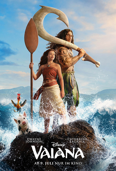 Vaiana-payoff-sm Auf der Insel Motunui wird seit jeher die Göttin der Natur namens Te Fiti angebetet. Doch der Halbgott Maui (Dwayne Johnson) stahl ihr einst ihr Herz, um der Menschheit die Macht des Erschaffens zu geben. Seitdem ist ein Ungleichgewicht auf der Erde. Inmitten dieses Szenarios muss die junge Vaiana (Catherine Laga’aia), Tochter des Stammesanführers Chief Tui (John Tui), für ihre eigene Überzeugungen gegen die Wünsche ihres Vaters vorgehen. Obwohl die natürlichen Ressourcen auf ihrer Insel schwinden und eine Schifffahrt aufs Meer neue Möglichkeiten bereit halten, ist ihr Vater fest davon entschlossen Vaiana auf der Erde zu behalten.
Mit Hilfe ihre Großmutter Tala (Rena Owen) gelingt es Vaiana schließlich doch in See zu stechen. Sie soll Halbgott Maui finden, der dazu imstande ist, für das Gleichgewicht auf der Erde zu sorgen. Doch der Halbgott wirkt anfangs sehr von sich eingenommen und weniger kooperationsbereit, wie angenommen. Es warten große wie gefährliche Abenteuer auf Vaiana auf großer See.