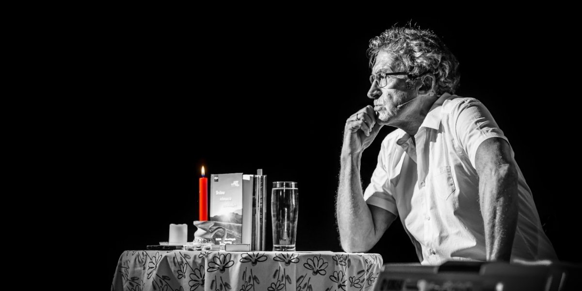 Helmut Rothmayr im Kurfilmtheater Oberstdorf
Mit seinem Programm „Dô bin i dôhuim“ wird der allgäuer Mundartautor und Kabarettist Helmut Rothmayr im Kurfilmtheater in Oberstdorf am Samstag 23.September um 19:00 Uhr Auszüge aus seinem umfangreichen Programm vortragen. Mit Liedern, Geschichten und Gedichten sorgt er dafür, dass die Gäste Grund zum Lachen, Träumen und Nachdenken haben. Die Beiträge werden durch Fotografien optisch untermalt. Kartenreservierungen unter Telefon 177/ 44 50 727 oder unter info@ok-kino.de
