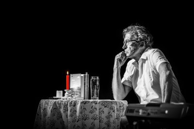 Helmut Rothmayr im Kurfilmtheater Oberstdorf
Mit seinem Programm „Dô bin i dôhuim“ wird der allgäuer Mundartautor und Kabarettist Helmut Rothmayr im Kurfilmtheater in Oberstdorf am Samstag 23.September um 19:00 Uhr Auszüge aus seinem umfangreichen Programm vortragen. Mit Liedern, Geschichten und Gedichten sorgt er dafür, dass die Gäste Grund zum Lachen, Träumen und Nachdenken haben. Die Beiträge werden durch Fotografien optisch untermalt. Kartenreservierungen unter Telefon 177/ 44 50 727 oder unter info@ok-kino.de