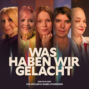 In der Dokumentation „Was haben wir gelacht“ blicken prägende Stimmen des deutschen Fernsehens auf die Unterhaltungslandschaft der 1990er- und frühen 2000er-Jahre zurück. Maren Kroymann, Hella von Sinnen, Bettina Böttinger, Gaby Köster und Esther Schweins erzählen von einer TV-Zeit, in der Frauen oft nur Nebenfiguren waren, als Zielscheibe von Witzen dienten oder als „nicht massentauglich“ galten. Die Dokumentation verbindet persönliche Erinnerungen mit Archivmaterial und zeichnet nach, wie stark das damalige Fernsehen gesellschaftliche Rollenbilder geprägt hat.