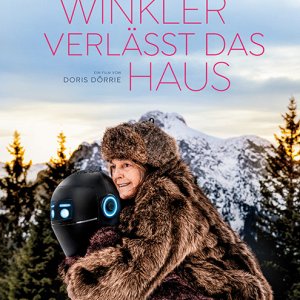 Im Jahr 2030 lebt Frau Winkler (Angela Winkler) zurückgezogen und einsam. Die 80‑Jährige hat nach dem frühen Tod ihres Mannes nie wirklich ins Leben zurückgefunden. Ihr einziger Halt ist ihre Tochter Emi (Laura Tonke), die sich seit Jahren um sie kümmert. Als Emi ein Theaterengagement annimmt und nicht mehr täglich für ihre Mutter da sein kann, wird ein Pflegeroboter eingesetzt – eine Entscheidung, die Frau Winkler als Verrat empfindet. Technik macht ihr Angst, Nähe lässt sie nicht zu.Der Roboter, den Frau Winkler bald Pawlowitsch nennt, wird dennoch zu einem unerwarteten Gegenüber. Zwischen Misstrauen und vorsichtiger Zuneigung entsteht eine fragile Freundschaft. Doch Pawlowitsch folgt einem Programm mit drastischer Konsequenz: Sinkt Frau Winklers Gesundheitszustand unter einen bestimmten Wert, soll er ihr Leben beenden, um Kosten zu sparen. Pawlowitsch verspricht, sie zu schützen. Aber kann ein Roboter ein Versprechen halten – und was bedeutet Menschlichkeit in einer durchrationalisierten Zukunft?