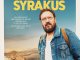 Spaziergang-nach-syrakus Paul Gompitz (Charly Hübner) träumt von einer Reise, die in der DDR des Jahres 1982 nahezu unmöglich scheint: Einmal nach Syrakus und zurück. Inspiriert vom Schriftsteller Johann Gottfried Seume möchte der Rostocker nach Sizilien reisen, um dessen berühmten Fußmarsch nachzuvollziehen. Doch sämtliche offiziellen Wege scheitern. Weder eine Besuchsreise noch eine Studienfahrt werden genehmigt. Für Paul bleibt nur ein riskanter Ausweg: die Flucht aus der DDR. Das Besondere daran ist jedoch sein Ziel. Er will nicht im Westen bleiben, sondern anschließend wieder zurück in seine Heimat an die Ostsee – zu seiner Frau Anne (Lina Beckmann).