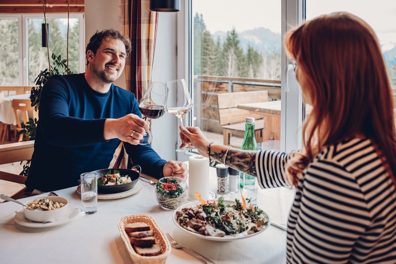 Hoernlepass-restaurant-anstossen-wein-essen-genuss-wohlfuehlen