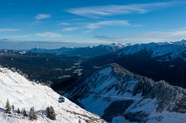 Grünes Tal und weiße Berge