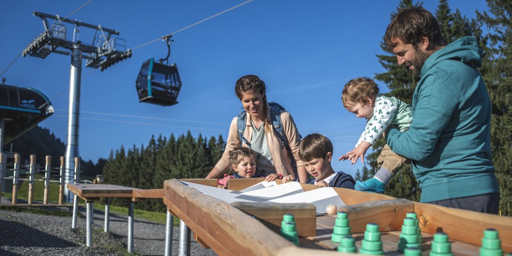 Familie an der Kugelbahn