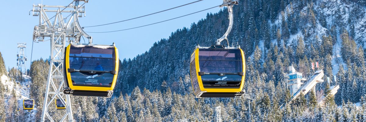 Kabinen neben Skisprungschanzen
