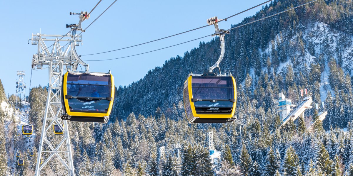 Kabinen neben Skisprungschanzen