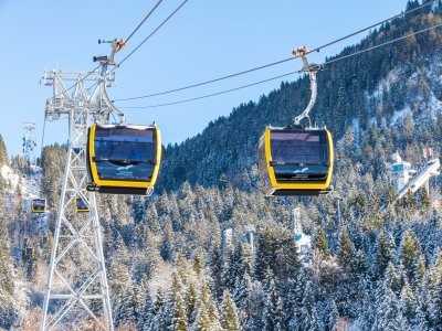 Kabinen neben Skisprungschanzen